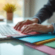 Mains organisant des dossiers colorés sur un bureau lumineux